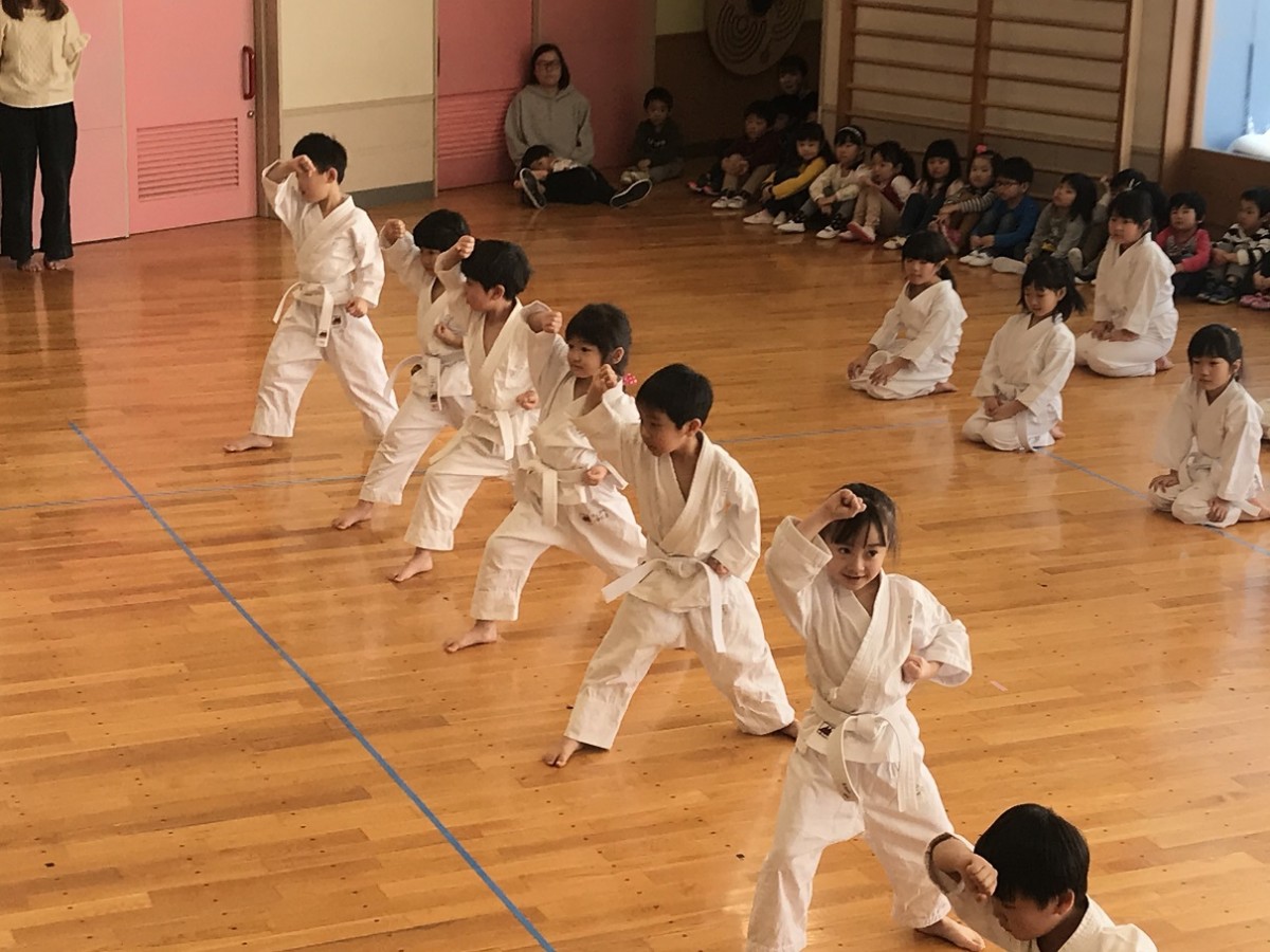空手披露だ、えいっ!