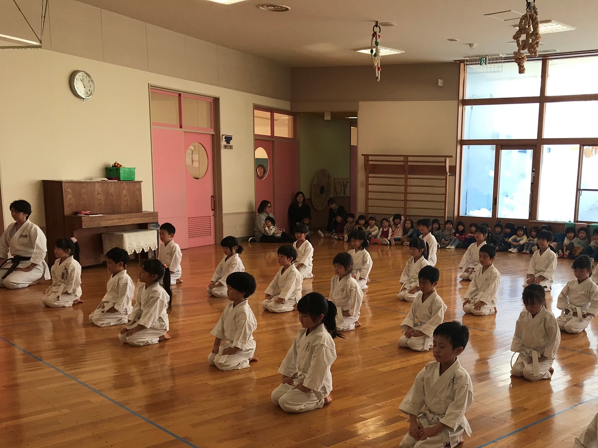 空手披露だ、えいっ!