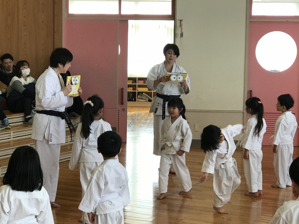 空手披露だ、えいっ!