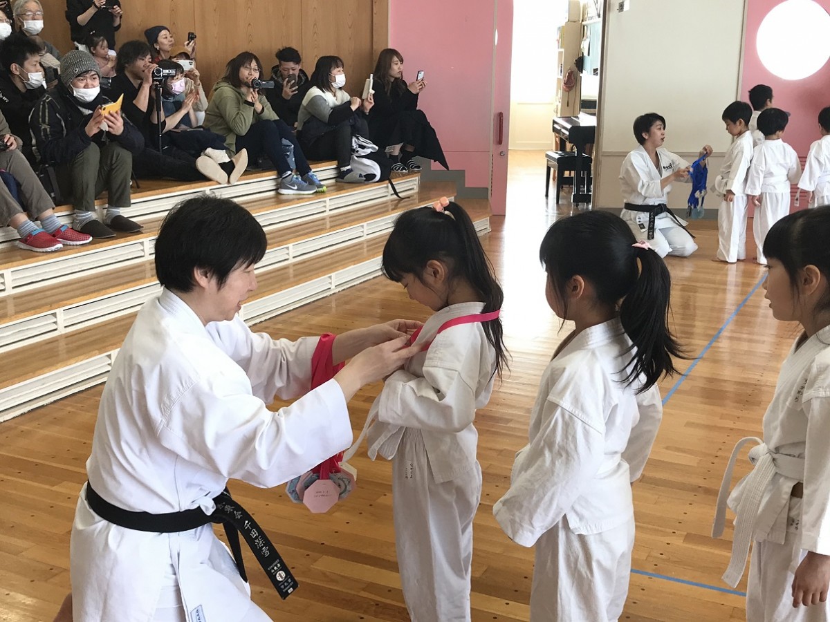 空手披露だ、えいっ!